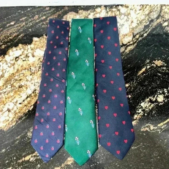Lot of 3 Assorted Men’s Ties! One Silk, One from the 80s, & one for Christmas! - Picture 1 of 12